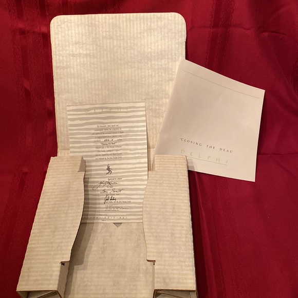 Elvis Presley: Looking at a Legend Delphi Collector Plate - 8 1/2” - Picture 6 of 7